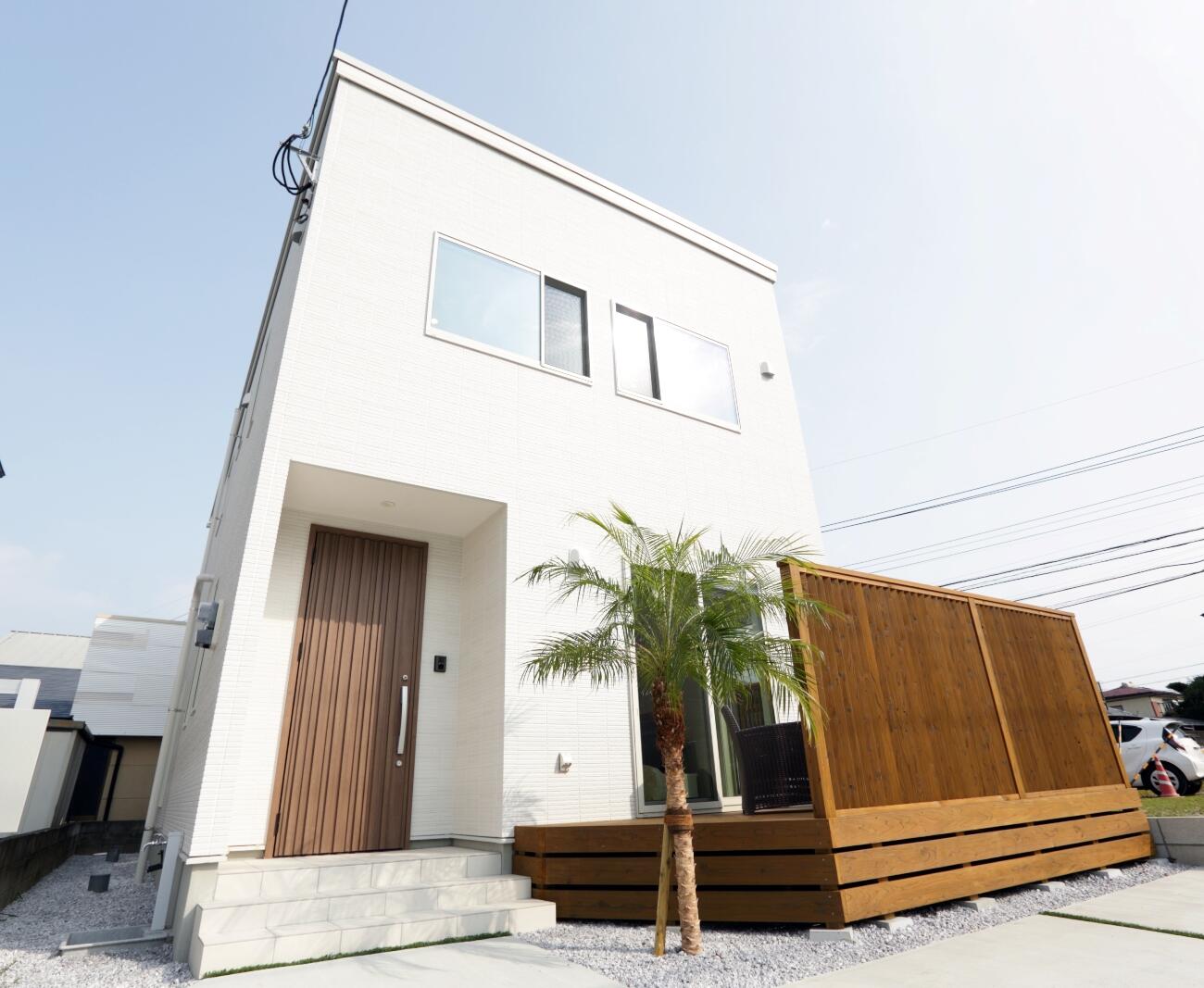 大空間リビングと大空間ウッドデッキの2階建て