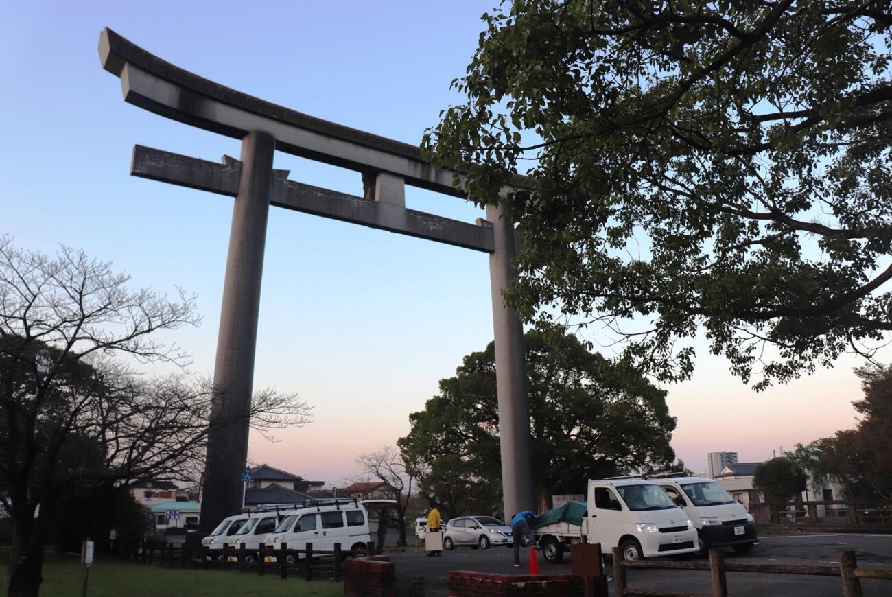 都城市・神柱公園の清掃を行ないました