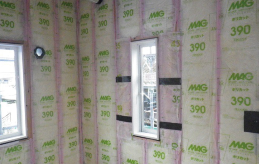 高性能グラスウール断熱材を採用