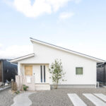 鹿児島県鹿屋市のコの字型中庭デッキがある神動線の31坪平屋の外観