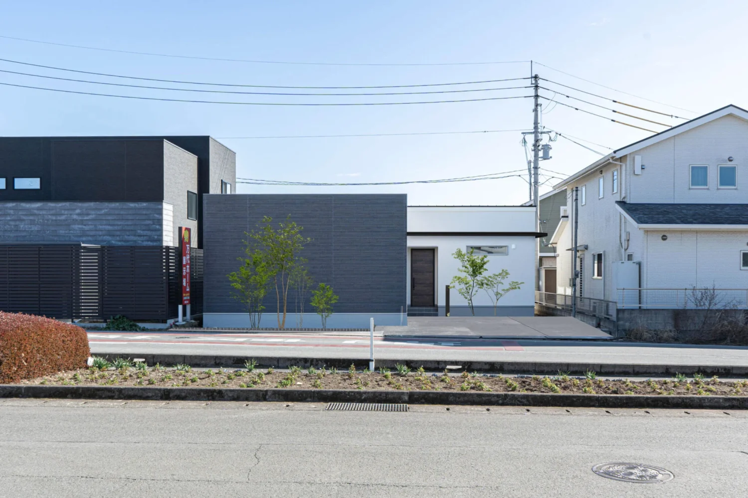 熊本県熊本市の中庭とガレージがあるロの字型の平屋の外観