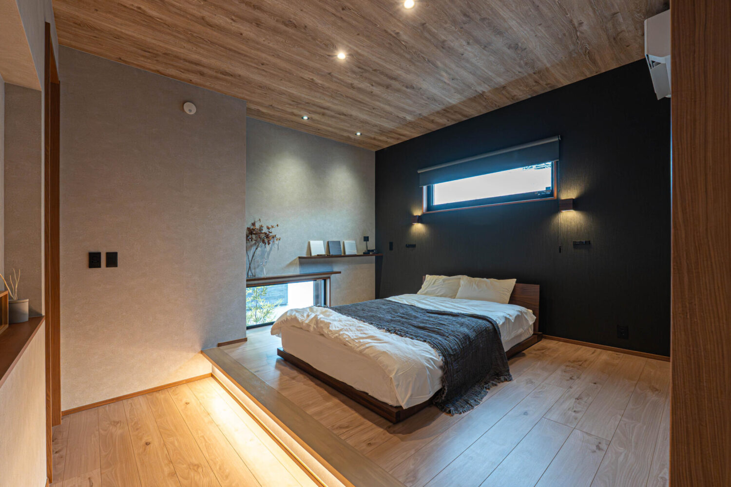 小上がり仕様で立体感を演出し、  空間に奥行きと存在感をプラス。 落ち着きのある色合いで、ゆったりと安らげる上質な寝室に仕上がっています。 毎晩のくつろぎの時間が、心地よく特別なひとときに変わります。