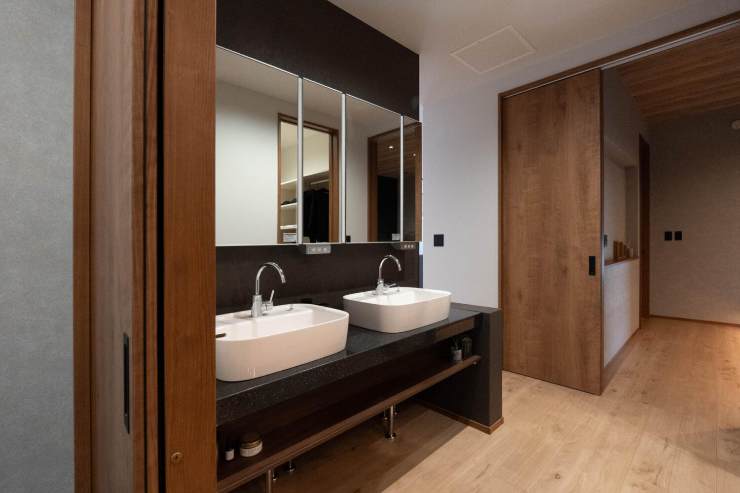 朝の忙しい時間でも、  二人並んでゆったり使える洗面化粧台。  身支度が重なる時間帯も、  慌てることなく準備が整います。