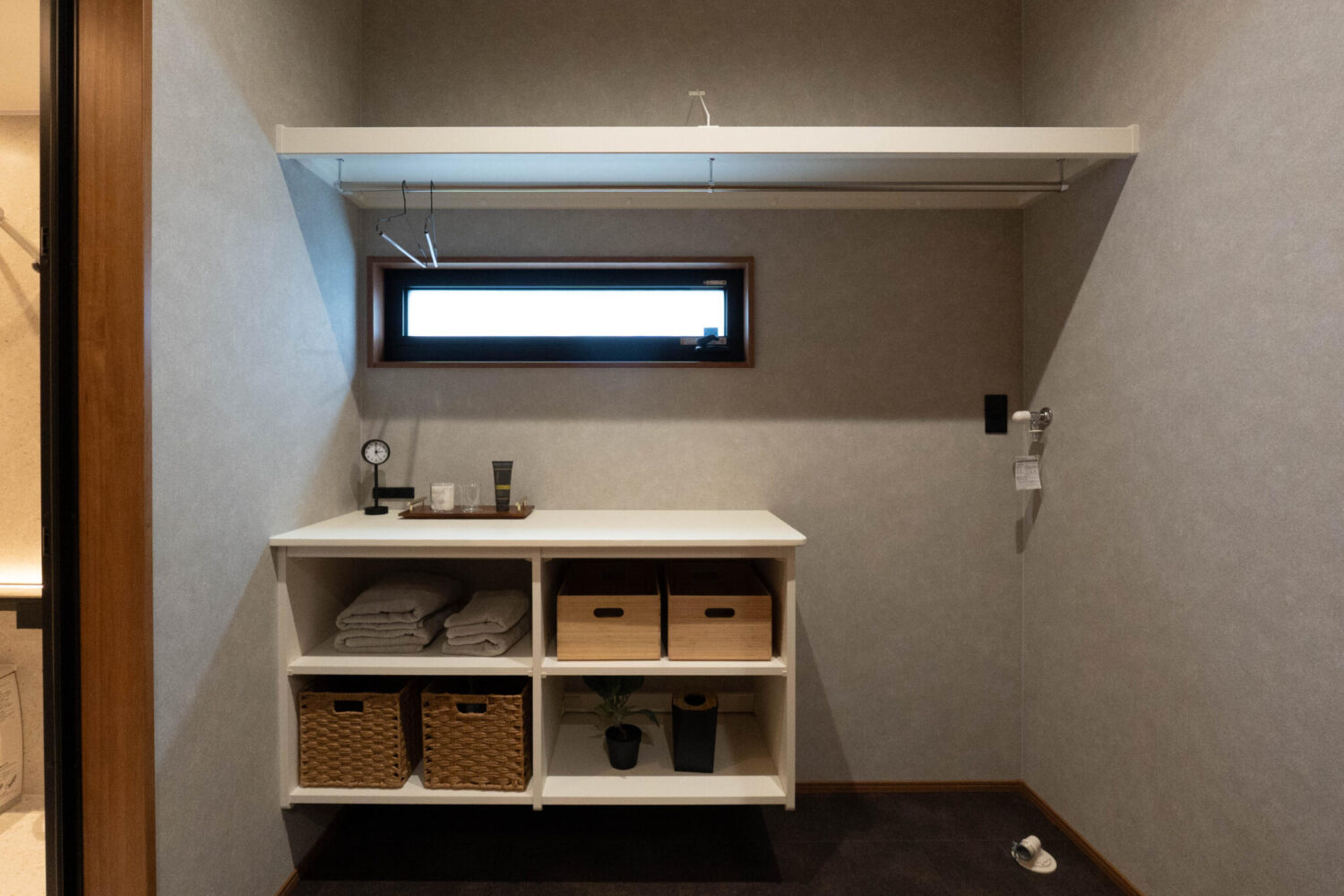 脱衣スペースにはランドリーパイプを備え、  天候を気にせず洗濯ができ快適＆家事ラク  朝の忙しい時間や雨の日でも、  洗濯物をさっと干して片付けられるため家事の流れがとってもスムーズに。