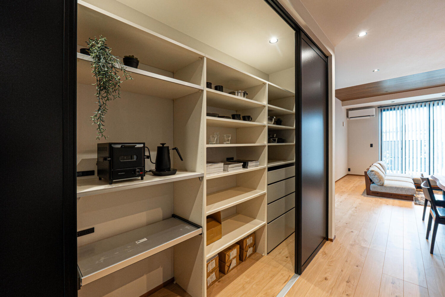 見た目も美しく整う全面扉仕様のパントリー。 収納力が高く、冷蔵庫や買い置きの食品  調理家電もすっきり隠せるため、  生活感を抑えた美しいキッチンを保てます。 デザイン性と実用性を兼ね備え、  家事の効率もぐっと上がるパントリーです。