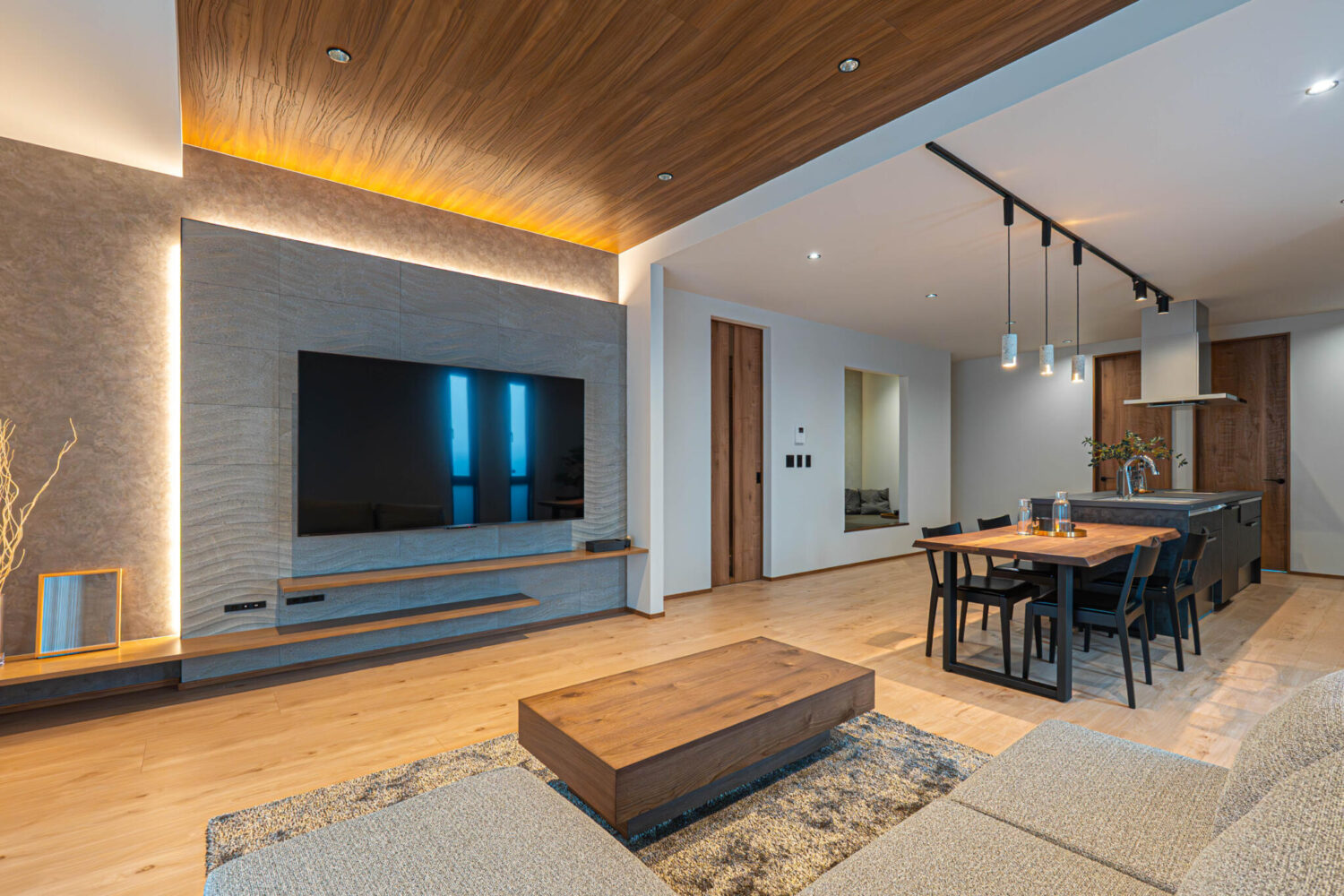 柱のない開放的なLDKに、光と影のコントラストが落ち着きと上質感を演出。  リビングに隣接した畳のヌック空間は、  ちょっとした休憩や読書、昼寝にもぴったり。 家族が気軽にくつろげる場所としても、お子さまの遊び場としても活用できます。  日常のささいな時間も、ほっと落ち着けるひとときに変えてくれます。