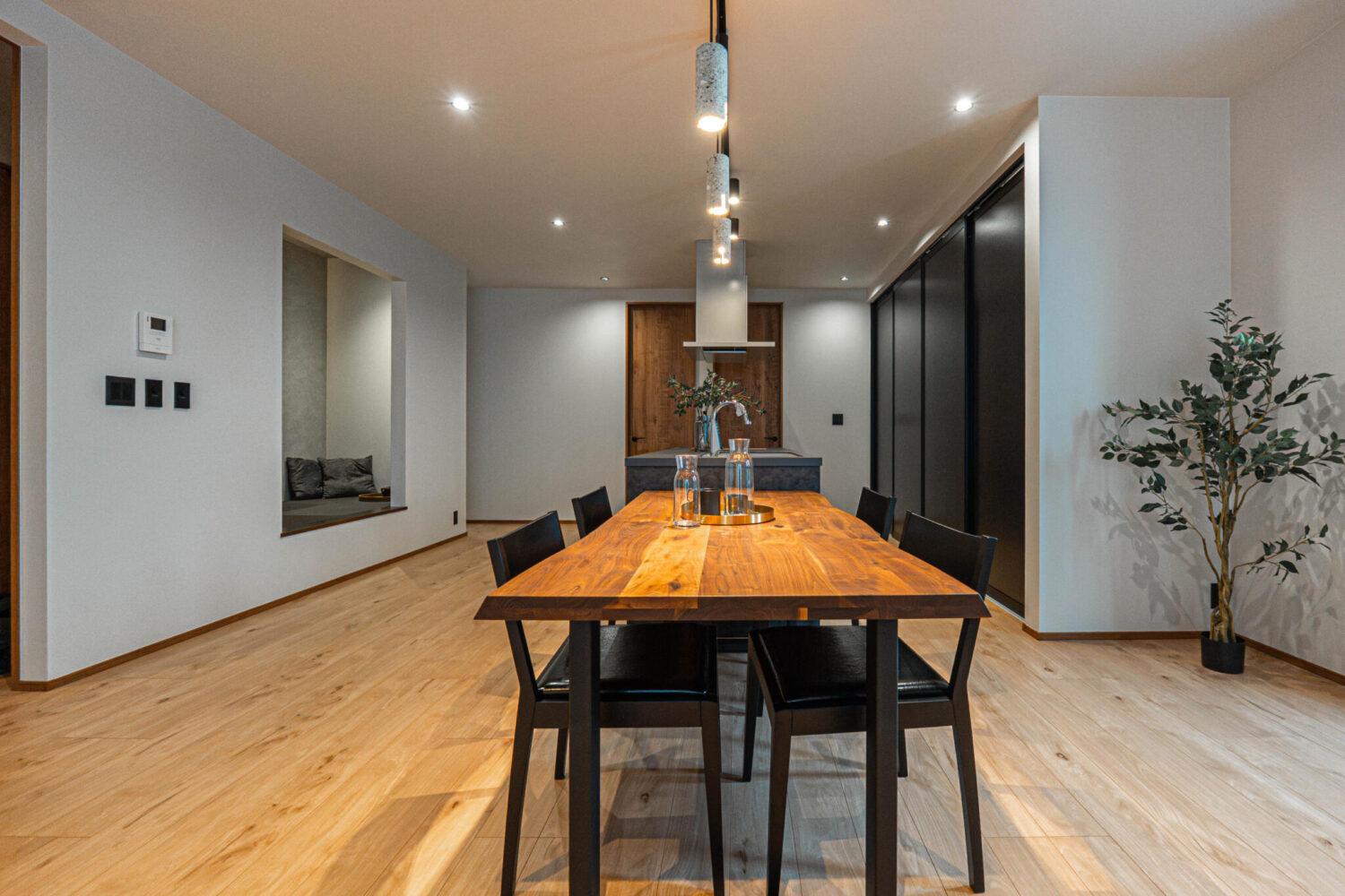 キッチンとダイニングがつながることで、  料理の準備も片付けもスムーズに。 洗い物や盛り付けをしながら家族と会話できるので、  家事の負担を減らし 日々のひとコマが、自然と心地よく流れます。