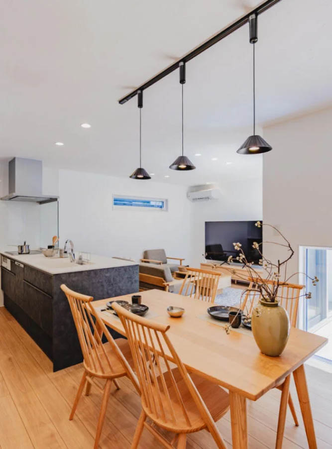 ガレージ付きのコの字型平屋